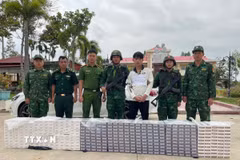 Đối tượng Nguyễn Trung Hậu cùng phương tiện và tang vật bị lực lượng chức năng bắt giữ. (Ảnh: TTXVN phát)