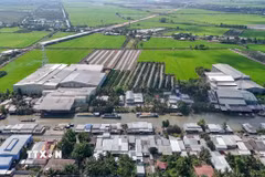 Các nhà máy xay xát lúa gạo ven kênh Thốt Nốt (ấp Thạnh Hưng, xã Cờ Đỏ) phát tán bụi ra môi trường gây ảnh hưởng đến khu dân cư đối diện. (Ảnh: Thanh Liêm/TTXVN)