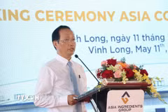 Phó Chủ tịch Ủy ban nhân dân tỉnh Vĩnh Long Nguyễn Trúc Sơn phát biểu tại lễ động thổ xây dựng nhà máy. (Ảnh: Huỳnh Phúc Hậu/TTXVN)