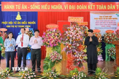 Lãnh đạo tỉnh An Giang tặng hoa chúc mừng Đại lễ Tam hợp năm 2026 Phật giáo Tứ Ân Hiếu Nghĩa. (Ảnh: Công Mạo/TTXVN)