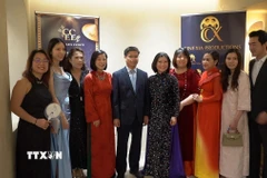 Giám đốc Trung tâm Văn hóa Việt Nam tại Pháp Đinh Ngọc Đức (thứ 5 từ trái qua) chụp ảnh lưu niệm cùng các thành viên ban tổ chức "Đêm hội điện ảnh-Nhịp cầu ánh sáng". (Ảnh: Đào Dũng/TTXVN)