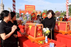 Phó Chủ tịch Quốc hội Nguyễn Thị Hồng và các đại biểu viếng các liệt sỹ trước khi đưa đến nơi an táng. (Ảnh: Báo Nhân dân)