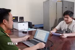 Đối tượng Ngô Đức Lượng tại cơ quan điều tra. (Ảnh: TTXVN phát)