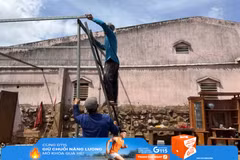 Người dân thôn Tân Phú 2 (xã Bảo Thuận, Lâm Đồng) tự dọn dẹp công trình để bàn giao mặt bằng thi công cao tốc Bảo Lộc-Liên Khương đoạn qua vị trí Km162-Km163. (Ảnh: Nguyễn Dũng/TTXVN)