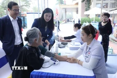 Hoạt động khám và tư vấn các bệnh thông thường, các bệnh về tim mạch, hô hấp, xương khớp, siêu âm cho người nghèo, cận nghèo, gia đình chính sách. (Ảnh: Anh Tuấn/TTXVN)