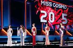 Top 5 Miss Cosmo 2025 trong đêm chung kết. (Ảnh: TTXVN phát)