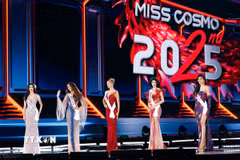 Top 5 Miss Cosmo 2025 trong đêm chung kết. (Ảnh: TTXVN phát)