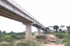 Cầu vượt sông Krông Bông đã hoàn thành 97% nhưng vẫn chưa có đường dẫn lên cầu. (Ảnh: TTXVN)