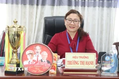 Cô Trương Thị Hạnh, Hiệu trưởng Trường Tiểu học Phú Mỹ 1 đưa ra ý kiến về những nội dung của Hội nghị lần thứ hai Ban Chấp hành Trung ương Đảng khoá XIV. (Ảnh: Văn Dũng/TTXVN)