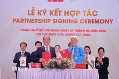 Ông Võ Khắc Thái, Phó Chủ tịch Thường trực Liên đoàn Lao động Thành phố Hồ Chí Minh và ông Nguyễn Việt Cường, Chủ tịch Hội đồng Quản trị Công ty Cổ phần Tập đoàn Phú Cường thực hiện nghi thức ký kết thỏathuận hợp tác. (Ảnh: Thanh Vũ/TTXVN)