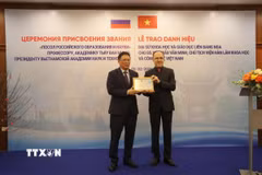 Ông Genady Stepanovich Bedzetko, Đại sứ đặc mệnh toàn quyền Liên bang Nga tại Việt Nam trao danh hiệu Đại sứ Khoa học và Giáo dục Nga cho Giáo sư, Viện sỹ Châu Văn Minh, Chủ tịch Viện Hàn lâm Khoa học và Công nghệ Việt Nam. (Ảnh: Quyết Chiến/TTXVN)