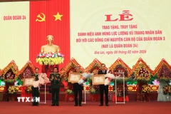 Thừa lệnh Chủ Tịch nước, Trung tướng Nguyễn Bá Lực, Phó Tổng Tham mưu trưởng Quân đội nhân dân Việt Nam trao tặng danh hiệu Anh hùng Lực lượng vũ trang nhân dân đối với Đại tá Đinh Xuân La và truy tặng danh hiệu Anh hùng Lực lượng vũ trang nhân dân đối với Trung tướng, Giáo sư Phạm Hồng Sơn. (Ảnh: Hồng Điệp/TTXVN)