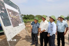 Đại diện Sở Xây dựng Hưng Yên báo cáo tiến độ thực hiện dự án triển khai dự án đường Tân Phúc - Võng Phan. (Ảnh: Thế Duyệt/TTXVN)