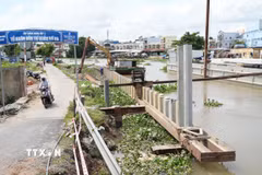 Dự án Đường giao thông hai bên bờ sông Bảo Định đang triển khai 3 gói thầu xây lắp với tổng giá trị hơn 820 tỷ đồng. (Ảnh: Công Trí/TTXVN)
