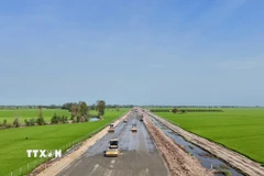 Tăng tốc thảm bê tông nhựa đoạn cao tốc qua địa bàn xã Vĩnh Hanh, tỉnh An Giang. (Ảnh: Thanh Sang/TTXVN)