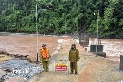 Các điểm chốt chặn được thiết lập nhằm đảm bảo an toàn cho người và phương tiện. (Ảnh: TTXVN phát)