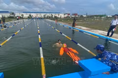Nội dung thi bơi cứu đuối, điểm mới trong Hội thi- Hội thao năm nay. (Ảnh: Lam Giang/TTXVN)
