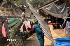 Cán bộ, chiến sỹ Bộ Chỉ huy quân sự tỉnh Lào Cai giúp bà con xã Bắc Hà lợp lại mái nhà, nhanh chóng ổn định cuộc sống. (Ảnh: TTXVN phát)