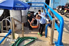Khẩn trương chuyển thủy thủ Choi MyoungSub người Hàn Quốc lên bờ đi cấp cứu. (Ảnh: TTXVN phát)