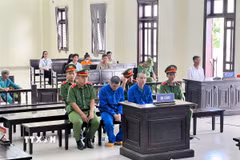 Các bị cáo Trần Thanh Tài và Võ Hoài Vĩnh tại phiên tòa. (Ảnh: TTXVN phát)