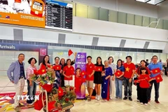 Tổng Lãnh sự Việt Nam tại Perth Nguyễn Thanh Hà (thứ tư từ trái sang) cùng đại diện cộng đồng người Việt đón đội tuyển bóng đá nữ Việt Nam tại sân bay Perth sáng 28/2/2026. (Ảnh: Thanh Tú/TTXVN)