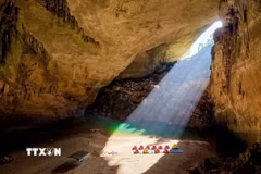 Phía trong hang động Sơn Đoòng. (Ảnh: Hoàng Trung/TTXVN)