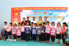 Những phần quà tới trường thiết thực được các đơn vị tài trợ mang đến tận nơi trao tặng cho học sinh xã biên giới Khánh Hưng. (Ảnh: Đức Hạnh/TTXVN)