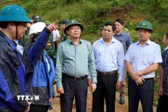 Phó Thủ tướng Hồ Quốc Dũng kiểm tra tình trạng sạt lở gây ách tắc giao thông tại tuyến đường Trà Lâm-Trà Hiệp, xã Thanh Bồng. (Ảnh: Lê Phước Ngọc/TTXVN)