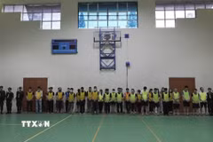 Các đối tượng trong đường dây lừa đảo xuyên quốc gia bị Công an tỉnh Cao Bằng bắt giữ. (Ảnh: TTXVN phát)