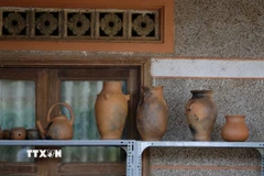 Các sản phẩm gốm Churu trưng bày trong sân nhà của nghệ nhân Ma Ly (thôn K’răng Gọ, xã Quảng Lập, tỉnh Lâm Đồng). (Ảnh: Nguyễn Dũng/TTXVN)