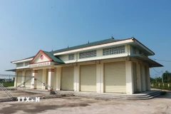 Công trình khang trang này hoàn thành xây dựng giữa năm 2023, nhưng đến nay vẫn trong tình trạng “cửa đóng then cài” vắng bóng tiểu thương, không một hoạt động mua bán. (Ảnh: Tường Vi/TTXVN)