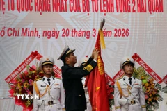 Phó Đô đốc Nguyễn An Phong gắn Huân chương Bảo vệ Tổ quốc hạng Nhất lên Quân kỳ quyết thắng của Vùng 2 Hải quân. (Ảnh: Đoàn Mạnh Dương/TTXVN)