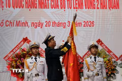 Phó Đô đốc Nguyễn An Phong gắn Huân chương Bảo vệ Tổ quốc hạng Nhất lên Quân kỳ quyết thắng của Vùng 2 Hải quân. (Ảnh: Đoàn Mạnh Dương/TTXVN)
