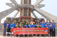 Hành trình “Tuổi trẻ Quảng Trị với biển đảo quê hương” khẳng định vai trò xung kích, trách nhiệm của thanh niên trong sự nghiệp xây dựng và bảo vệ chủ quyền biển đảo thiêng liêng của Tổ quốc. (Ảnh: Võ Dung/TTXVN)