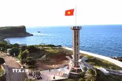 Cột cờ chủ quyền trên đảo Cồn Cỏ, biểu tượng thiêng liêng khẳng định chủ quyền Tổ quốc, là điểm dừng chân đầu tiên của nhiều du khách khi đặt chân đến hòn đảo tiền tiêu. (Ảnh: Nguyên Linh/TTXVN)