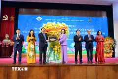 Đồng chí Nguyễn Thị Thanh, Ủy viên Ban Chấp hành Trung ương Đảng, Phó Chủ tịch Quốc hội tặng hoa chúc mừng Bệnh viện Trung ương Thái Nguyên nhân kỷ niệm 71 năm Ngày Thầy thuốc Việt Nam. (Ảnh: Thu Hằng/TTXVN)