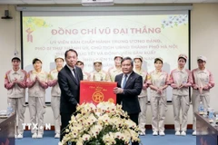 Chủ tịch Ủy ban Nhân dân thành phố Hà Nội Vũ Đại Thắng chúc Tết, động viên người lao động tại Công ty TNHH Điện tử Meiko Việt Nam. (Ảnh: Trung Nguyên/TTXVN)