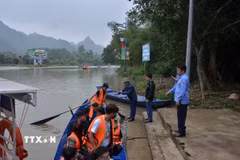 Lực lượng chức năng yêu cầu hành khách mặc áo phao đầy đủ theo quy định. (Ảnh: TTXVN phát)