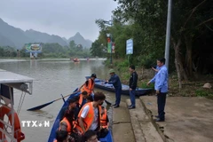 Lực lượng chức năng yêu cầu hành khách mặc áo phao đầy đủ theo quy định. (Ảnh: TTXVN phát)