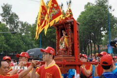 Kiệu Bà Thiên Hậu qua các tuyến Lê Hoàn, Chu Văn An, Lê Duẩn, Lê Lợi, Hùng Vương rồi trở về miếu. (Ảnh: Huyền Trang/TTXVN)