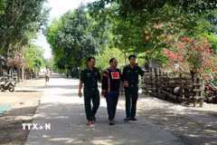Lực lượng biên phòng tỉnh Gia Lai luôn sâu sát cùng người có uy tín trên địa bàn, vận động người dân thực hiện tốt mô hình "Xã biên giới sạch về ma túy". (Ảnh: Hồng Điệp/TTXVN)