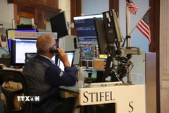 Giao dịch viên tại sàn chứng khoán New York, Mỹ. (Ảnh: THX/TTXVN) 