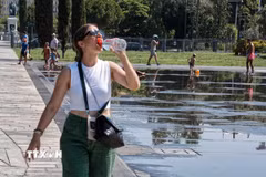 Người dân uống nước giải nhiệt tại Nice, Pháp. (Ảnh: THX/TTXVN)