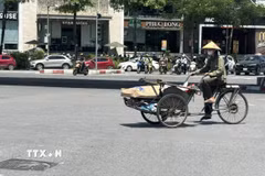 Nhiều lao động ngoài trời tại Thủ đô Hà Nội vẫn phải oằn mình mưu sinh giữa thời tiết khắc nghiệt. (Ảnh: Quốc Lũy/TTXVN)