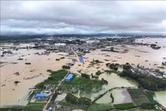 Khu vực hạ lưu của hồ chứa Lục Lam bị ngập lụt sau sự cố vỡ hồ do mưa lớn gây ra bởi bão Maysak tại thành phố Hengzhou, Khu tự trị dân tộc Choang Quảng Tây, miền Nam Trung Quốc ngày 6/7/2026. (Ảnh: THX/TTXVN phát)