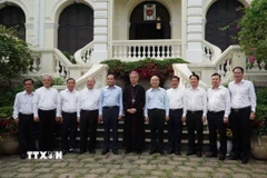 Bí thư Thành ủy Thành phố Hồ Chí Minh Trần Lưu Quang đến thăm, chúc Tết Tòa Tổng giám mục Tổng giáo phận Thành phố Hồ Chí Minh. (Ảnh: Thu Hoài/TTXVN)