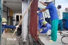 Cưỡng chế giải tỏa vi phạm đất nông nghiệp xã Nguyễn Văn Linh (Hưng Yên). (Ảnh Mạnh Khánh/TTXVN)