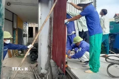 Cưỡng chế giải tỏa vi phạm đất nông nghiệp xã Nguyễn Văn Linh (Hưng Yên). (Ảnh Mạnh Khánh/TTXVN)