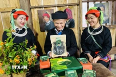 Ông Đặng Văn Háu, dân tộc Dao (thôn Xà Phìn, xã Thanh Thủy, tỉnh Tuyên Quang) giới thiệu về sản phẩm của hợp tác xã Trà Pèng. (Ảnh: Đức Thọ/TTXVN)