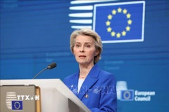 Chủ tịch Ủy ban châu Âu (EC) Ursula von der Leyen phát biểu trong một cuộc họp báo ở Brussels, Bỉ. (Ảnh: THX/TTXVN)